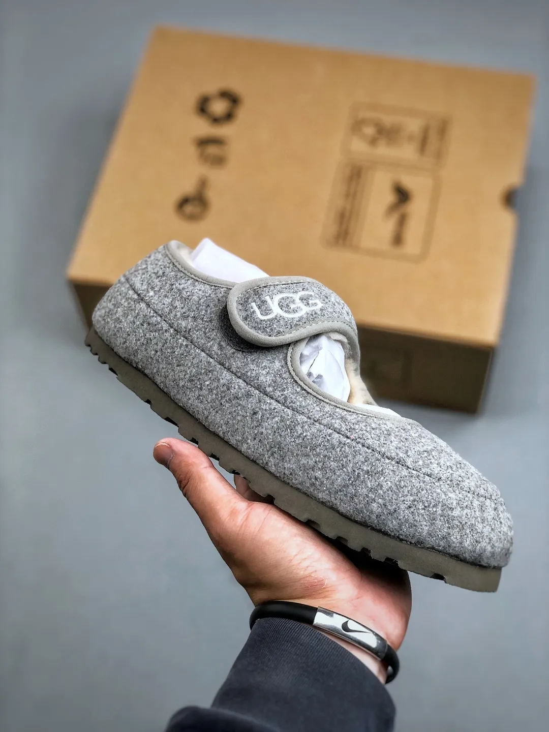 Local self-pickup 💰520 supports store release. The best-selling model on the entire network at the end of the year, UGG Mary Jane Mule slippers, 1.5CM thin sole, women's model, Xiaohongshu hot model, produced by a major foreign trade factory in Guangzhou, from toe to insole, real sheep fur, independent outer box packaging, craftsmanship, different from any version on the market, 1.5Ccm thin sole, independent original development of outsole, cashmere insole, keeping warm in winter, going out, and a very suitable choice for home use. This year uug launches a style series Partly catered to the preferences of young consumers, it has also moved to the forefront of fashion trends. Shoe body material: suede upper, 17mm UGGPURE™ implanted wool insole, lightweight non-slip and comfortable rubber outsole, with brand LOGO and trademark, with full packaging Size: 35-40